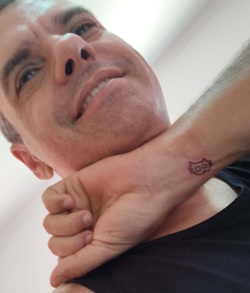 ser-investidor-de-criptomoedas-tatoo-bitcoin